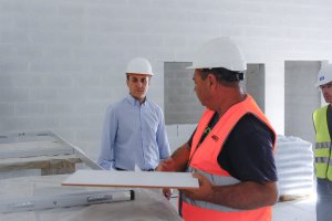 El alcalde de Vera supervisa las obras del nuevo centro Polivalente.