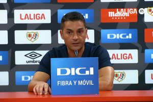 Con esta cara llegó Francisco a la sala de prensa.