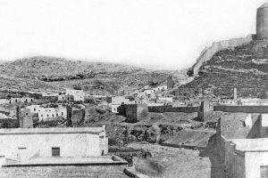 Vista de los torreones que formaban parte del sistema defensivo de murallas que bajaban desde la ladera de la Alcazaba hasta la Rambla en La Chanca.