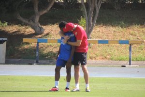 Vicente Moreno abraza a Ramazani en el entrenamiento de ayer.