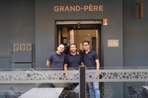 Jonathan Baeza, Jesús Muñoz y Gaspar Navarro, en la puerta del Grand Père.