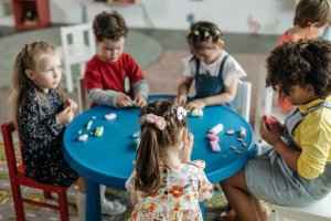 El aula de clase es el espacio donde más tiempo permanece sentado el alumnado. Pexels.