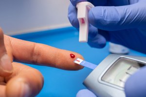 Análisis de sangre para medir la glucosa en sangre.