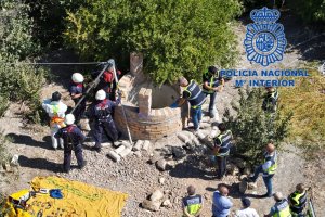 La Policía Nacional examina el lugar donde se halló el cuerpo de la víctima en Jerez de la Frontera