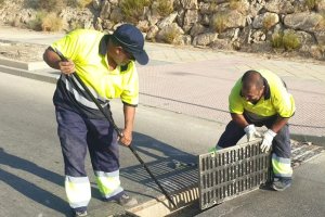 Limpieza de imbornales ante la lluvia en el municipio de Vera.