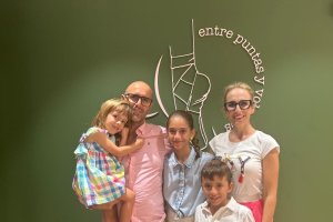 Lidia posa junto a su familia el día de la inauguración.