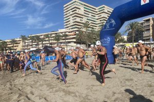 Unos 120 nadadores participarán en la Travesía a Nado “Puerto de Aguadulce” que se celebra este domingo.