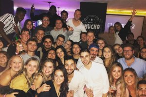 Imagen de una quedada Erasmus en un popular negocio de El Zapillo que es punto de encuentro de estudiantes extranjeros.