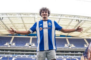El joven jugador de 21 años buscará minutos en el filial del Oporto.