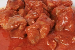 Carne con tomate.