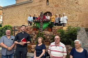 Manuel Piedra, junto a un grupo de fieles en Laujar.