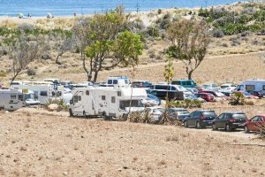 Coches en una playa del parque natural.