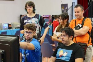 Un grupo de asistentes a Xpopíxel a primera hora de la jornada.