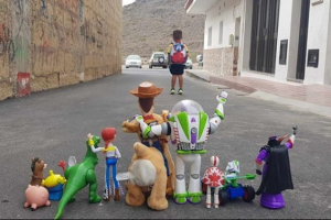Foto viral de Enzo en su primer día de cole con sus juguetes de Toy Story.