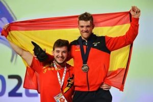 Los hermanos con la bandera de España.