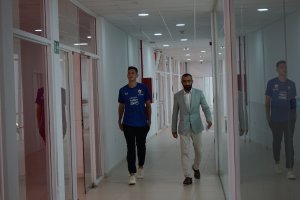 El Assy con César Montes este martes rumbo a la sala médica.