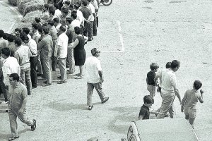 En 1969 estaba de moda llevar sandalias y calcetines blancos. La foto está hecha en la explanada del puerto durante la Feria.