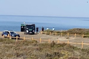 Agentes y furgón de la funeraria