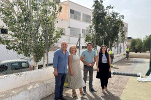 Autoridades en uno de los centros educativos.