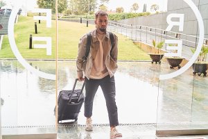 Álex Baena llegando a la concentración de la Selección.