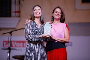 La alcaldesa de Albox, María del Mar Alfonso fue la encargada de entregar el premio a Rocío Soto M. L. / B. C.