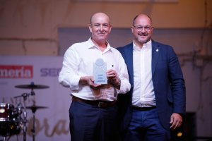 Emilio Cruz, concejal de Urbanismo entregó el premio a Francisco Alías. FOTO: Marián León / Bernardo Claros.