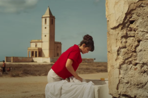 Megan Montaner en Entre Tierras, con la iglesia de Las Salinas al fondo. Imagen: Atresmedia TV / YouTube