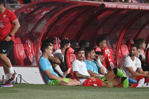 Banquillo del Almería en el Estadio de los Juegos Mediterráneos con Fernando y Pozo, titulares la pasada temporada.