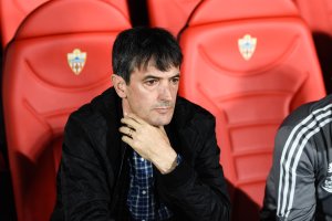 Pacheta en el banquillo del Estadio de los Juegos Mediterráneos.