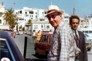 El empresario José Banús Masdeu, junto a su chófer, en una imagen de los años 70 en el  Puerto marbellí.