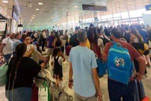 Pasajeros en el Aeropuerto de Almería tras cancelarse el vuelo.
