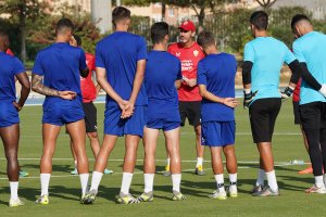 Vicente Moreno se dirige a la plantilla del Almería en el campo Anexo del Estadio de los Juegos Mediterráneos.