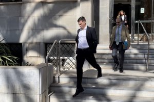 Santi Mina saliendo de los juzgados de Almería.