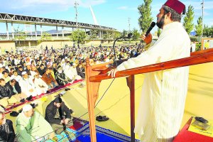 El presidente del Centro de Imanes, Abdallah Mhanna, se dirige a los fieles en un rezo en 2018