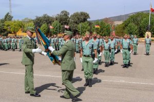 Traspaso del mando de la X Bandera entre Miguel Ángel Pérez Franco (derecha) y  Miguel Ángel Carnerero