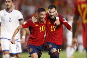 Álex Baena celebra su gol con España.