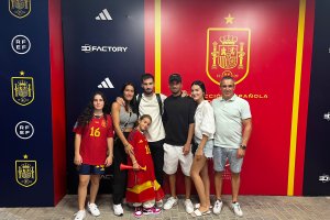 Foto de familia en Los Cármenes después de debutar con España.