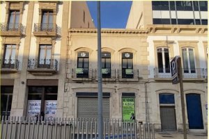 Edificio en venta en Puerta Purchena por un millón.