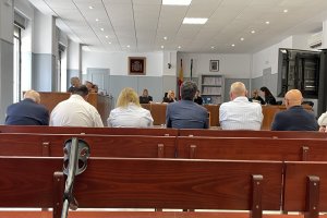 Panorámica de la sala de vistas, con el acusdo Miguel Rifá sentada a la izquierda en primer término