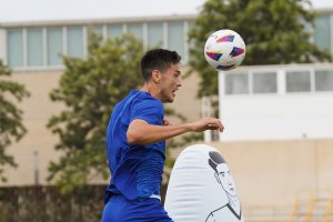 César Montes (26 años), partirá de inicio frente a un Villarreal que estrena técnico.