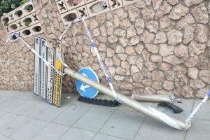 Una de las señales de la Avenida Cabo de Gata, apartada por la Policía Local tras ser dañada por el vehículo.