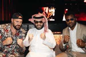 El presidente del Almería con los boxeadores Tyson Fury y Francis Ngannou.