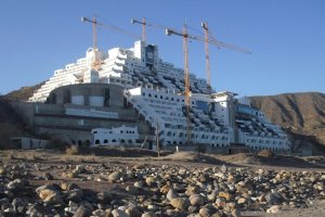 Un hotel que lleva casi dos décadas esperando su final.