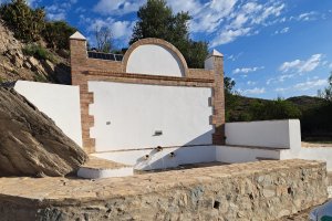 La fuente de arriba ya tiene agua.