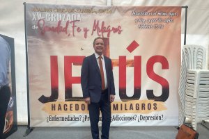 El pastor norteamericano Greg Mitchell en el primer día de cultos.