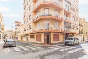 Piso en venta en la calle Jesús Perceval de la capital por 63.000 euros.