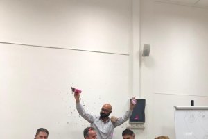 A la izquierda, José Andújar Almansa en la presentación del libro del compañero Miguel Parra-Uribe del I.E.S Alborán Manuel Cáliz. Biblioteca 