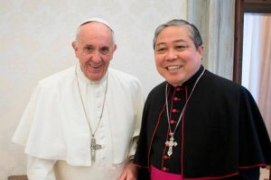Bernardito Auza, nuncio apostólico en España, junto al Papa Francisco.