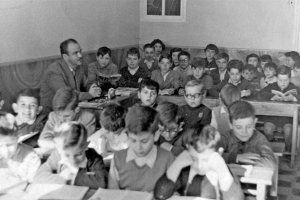 Don Simón fue uno de los maestros más célebres en la Almería de los años cincuenta y sesenta. Era un experto a la hora de mantener la disciplin