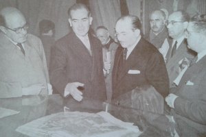 Sanz, segundo por la izquierda, en la Biblioteca Nacional.